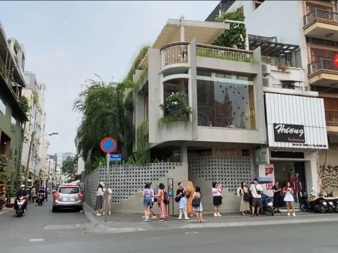 BAN NHA MAT TIEN 270 272 HAI BA TRUNG PHUONG TAN DINH QUAN 1